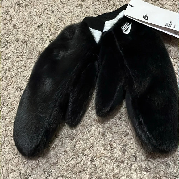 Nike black faux fur mittens, XS/S - Picture 6 of 9